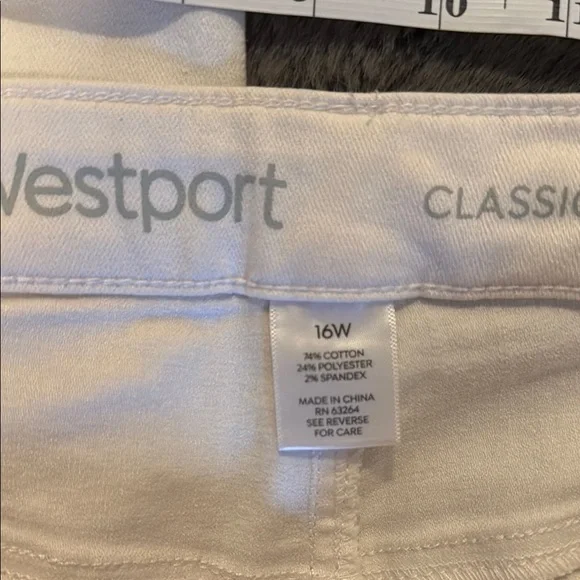 Westport Classic Fit Women's White Jean Capri - Picture 4 of 6